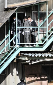 ベトナム人を不法就労させた疑いで関係先を捜索する兵庫県警の捜査員＝１日午前、姫路市内