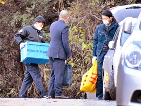 ベトナム人を不法就労させた疑いで関係先から資料を押収する兵庫県警の捜査員＝１日午前、姫路市内