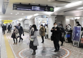 約３５分間にわたって停電した神戸市営地下鉄海岸線「三宮・花時計前駅」の改札口周辺＝６日午後６時１３分、同市中央区御幸通８