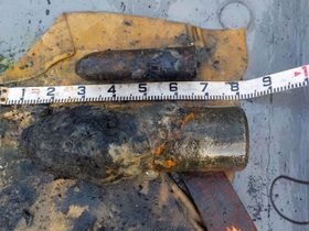 海中から引き揚げられた旧日本軍のものとみられる爆弾（姫路海上保安部提供）