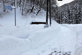 国道２９号から通じる氷ノ山の登山口。高さ１メートル以上の雪が積もり、地面が見えなかった＝２０２１年１２月２８日、宍粟市波賀町戸倉