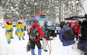 氷ノ山で遭難した男性５人の救助に向け準備する捜索隊員＝２８日午前９時５４分、宍粟市波賀町戸倉（撮影・大山伸一郎）