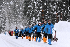 氷ノ山で遭難した男性５人の救助に向かう捜索隊員＝２８日午前９時５５分、宍粟市波賀町戸倉（撮影・大山伸一郎）