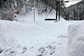 国道２９号から通じる氷ノ山の登山口。高さ１メートル以上の雪が積もり、地面が見えなかった＝宍粟市波賀町戸倉