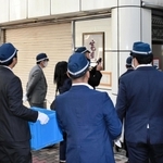 宅見組事務所へ捜索に入る兵庫県警の捜査員ら＝３日午前、大阪市中央区