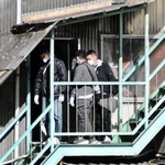 ベトナム人を不法就労させた疑いで関係先を捜索する兵庫県警の捜査員＝１日午前、姫路市内