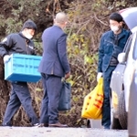 ベトナム人を不法就労させた疑いで関係先から資料を押収する兵庫県警の捜査員＝１日午前、姫路市内