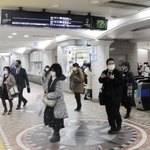 約３５分間にわたって停電した神戸市営地下鉄海岸線「三宮・花時計前駅」の改札口周辺＝６日午後６時１３分、同市中央区御幸通８