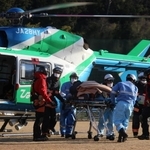 ヘリから降り担架に載せられる救助者とみられる男性＝２８日午後３時１４分、宍粟市山崎町