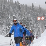 男性５人が遭難した氷ノ山に救助に向かう捜索隊員ら＝２８日午前９時５６分、宍粟市波賀町戸倉（撮影・大山伸一郎）