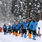 氷ノ山で遭難した男性５人の救助に向かう捜索隊員＝２８日午前９時５５分、宍粟市波賀町戸倉（撮影・大山伸一郎）