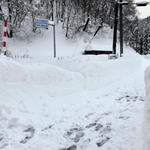 国道２９号から通じる氷ノ山の登山口。高さ１メートル以上の雪が積もり、地面が見えなかった＝宍粟市波賀町戸倉