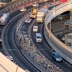 阪神高速神戸線東行き車線で、道路上に落下したウェットティッシュの箱＝２６日午前、神戸市須磨区（住民提供）