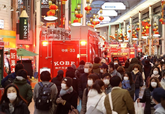 消火活動のため消防車両がアーケード内に出動し、騒然とした神戸元町商店街＝６日午後５時３１分、神戸市中央区元町通２