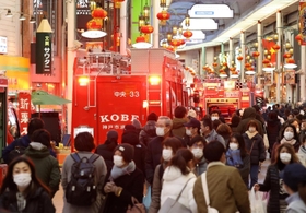 消火活動のため消防車両がアーケード内に出動し、騒然とした神戸元町商店街＝６日午後５時３１分、神戸市中央区元町通２