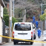 裸の女性の遺体が発見された現場周辺を調べる捜査員＝宝塚市長寿ガ丘