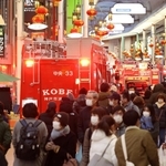 消火活動のため消防車両がアーケード内に出動し、騒然とした神戸元町商店街＝６日午後５時３１分、神戸市中央区元町通２