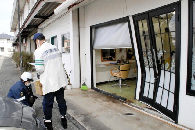 事故現場を調べる篠山署員＝兵庫県丹波篠山市東岡屋