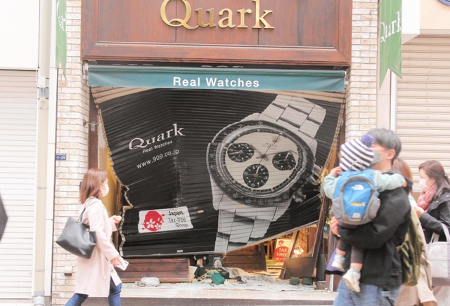 破壊された「ロレックス」専門店のシャッター＝２１日午前、神戸市中央区三宮町１