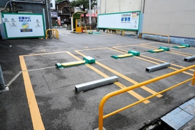 被告の２５歳の男が男性を転倒させたとされる駐車場＝神戸市兵庫区