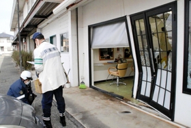 事故現場を調べる篠山署員＝兵庫県丹波篠山市東岡屋