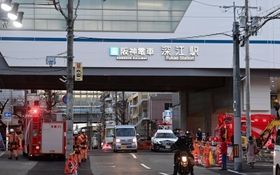 消防車やパトカーが駆け付けた深江駅＝６日午後５時４９分、神戸市東灘区