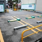 被告の２５歳の男が男性を転倒させたとされる駐車場＝神戸市兵庫区