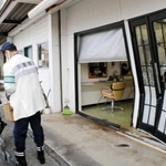 事故現場を調べる篠山署員＝兵庫県丹波篠山市東岡屋