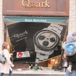 破壊された「ロレックス」専門店のシャッター＝２１日午前、神戸市中央区三宮町１