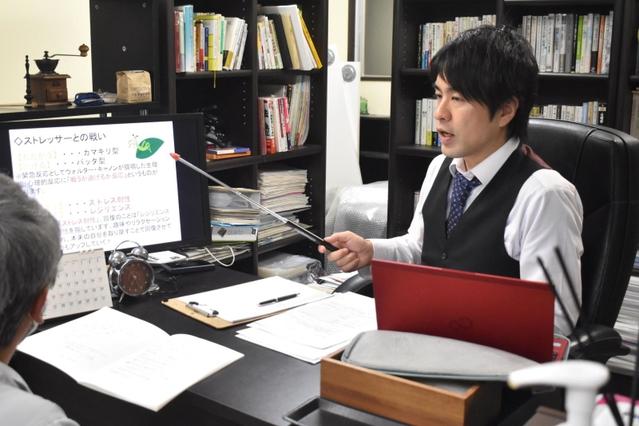 再犯防止に取り組む中村大輔さん＝神戸市内