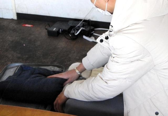 ベトナムへの強制送還のため、元技能実習生の男性は荷造りを急いでいた＝４月、兵庫県内