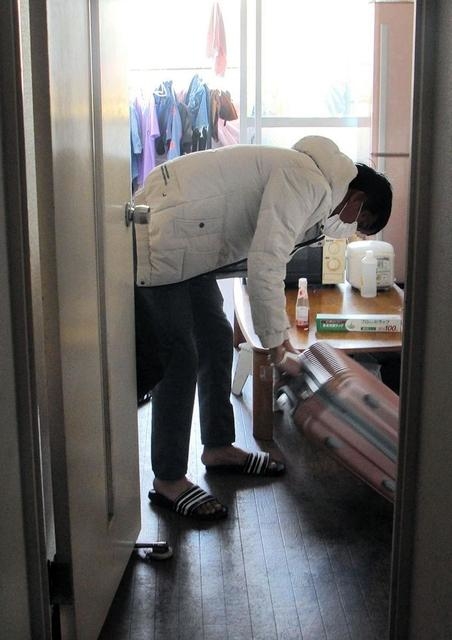 不法残留でベトナムへの強制送還が決まり、荷造りをする元技能実習生の男性＝４月、兵庫県内