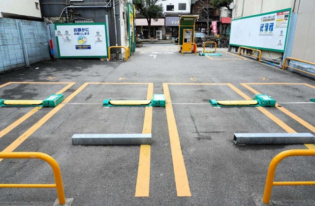マスクの着用を呼び掛けられ、激怒したとされる現場の駐車場＝神戸市兵庫区福原町（２０２２年３月撮影）