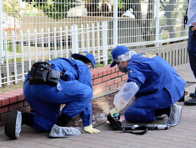 花壇周辺を調べる鑑識官ら＝灘区岸地通４