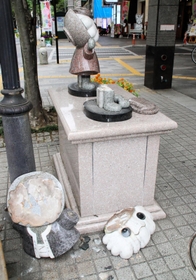 壊された加古川市のかつめしＰＲキャラクター「かっつん」のモニュメント＝９日、加古川市加古川町寺家町、ベルデモール商店街