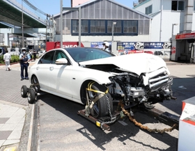 自動車整備工場に突っ込み、大破した乗用車＝２４日午後０時５２分、神戸市長田区梅ケ香町２