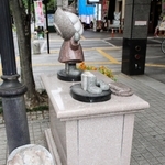 壊された加古川市のかつめしＰＲキャラクター「かっつん」のモニュメント＝９日、加古川市加古川町寺家町、ベルデモール商店街