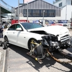 自動車整備工場に突っ込み、大破した乗用車＝２４日午後０時５２分、神戸市長田区梅ケ香町２