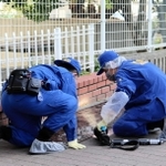 花壇周辺を調べる鑑識官ら＝灘区岸地通４