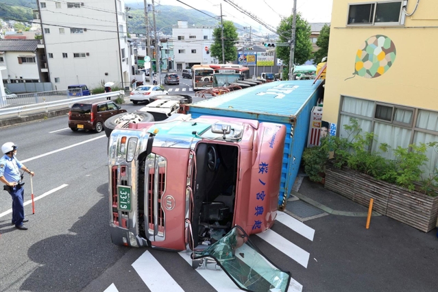 横転したトレーラー＝２９日午前９時７分、神戸市兵庫区菊水町