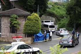 警察官や捜査車両が集まった発砲があったとみられる現場＝５日午後、神戸市北区鈴蘭台東町