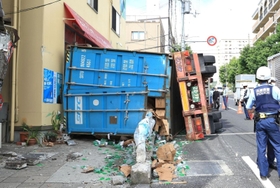 横転したトレーラー＝２９日午前８時４８分、神戸市兵庫区菊水町１０