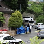 警察官や捜査車両が集まった発砲があったとみられる現場＝５日午後、神戸市北区鈴蘭台東町