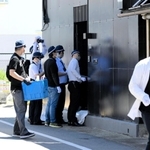 軽乗用車が突っ込んだ建物やその周辺を調べる捜査員ら＝７日午前１０時ごろ、神戸市長田区五番町３