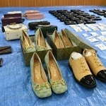 兵庫県警が押収したルイ・ヴィトンやグッチなど高級ブランドの模造品＝兵庫署