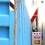 自動販売機に接触し、店舗の寸前で止まるトレーラー＝２９日午前８時５７分、神戸市兵庫区菊水町10