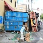 横転したトレーラー＝２９日午前８時４８分、神戸市兵庫区菊水町１０