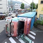 横転したトレーラー＝２９日午前９時７分、神戸市兵庫区菊水町