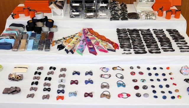 押収されたエルメスの加工品＝４日午後、西宮署