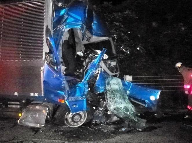 大破したトラック＝１１日午前０時４８分、赤穂市大津（兵庫県警提供）